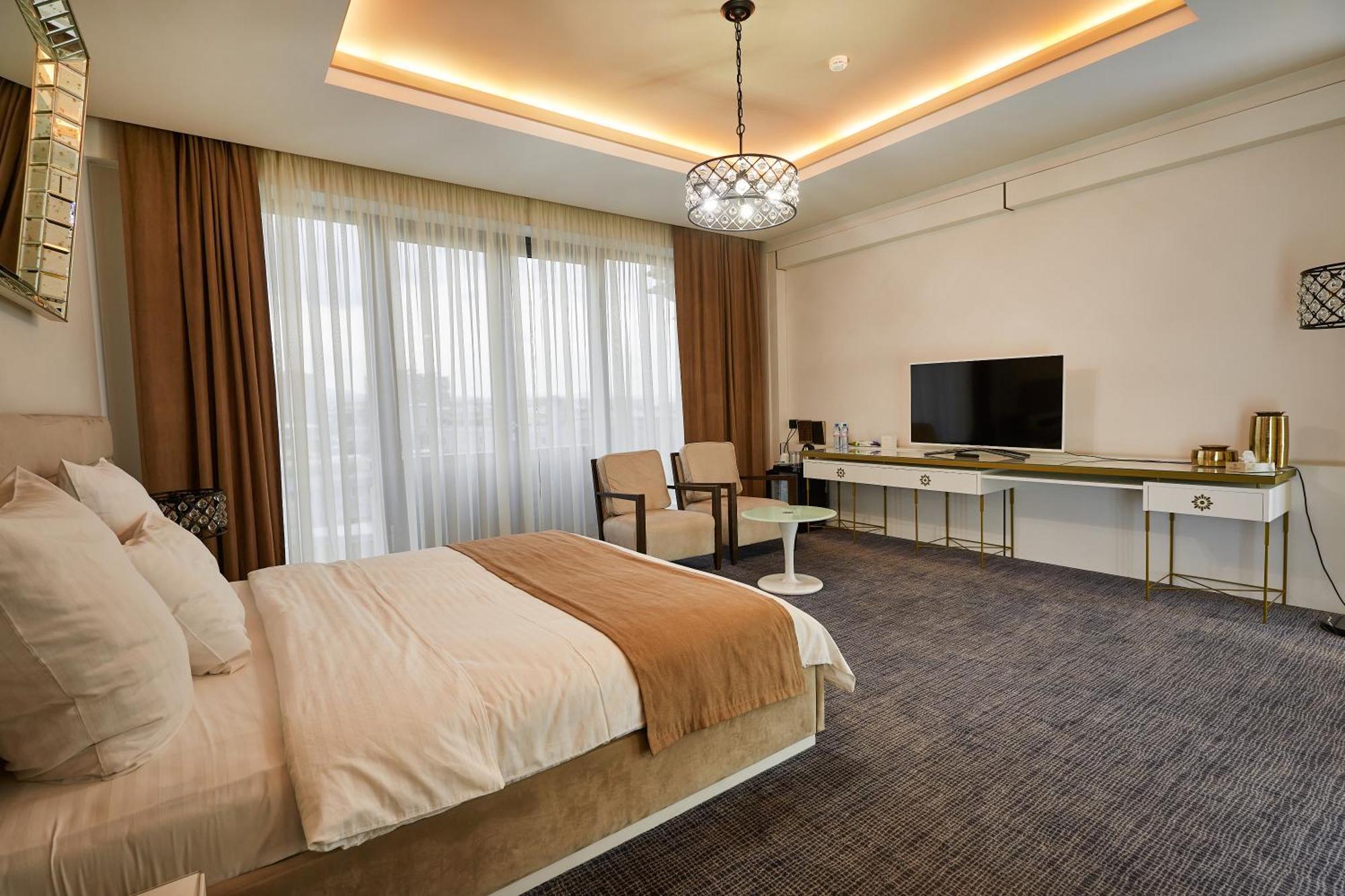 Aghababyan's Hotel Yerevan Bagian luar foto A bedroom at the hotel