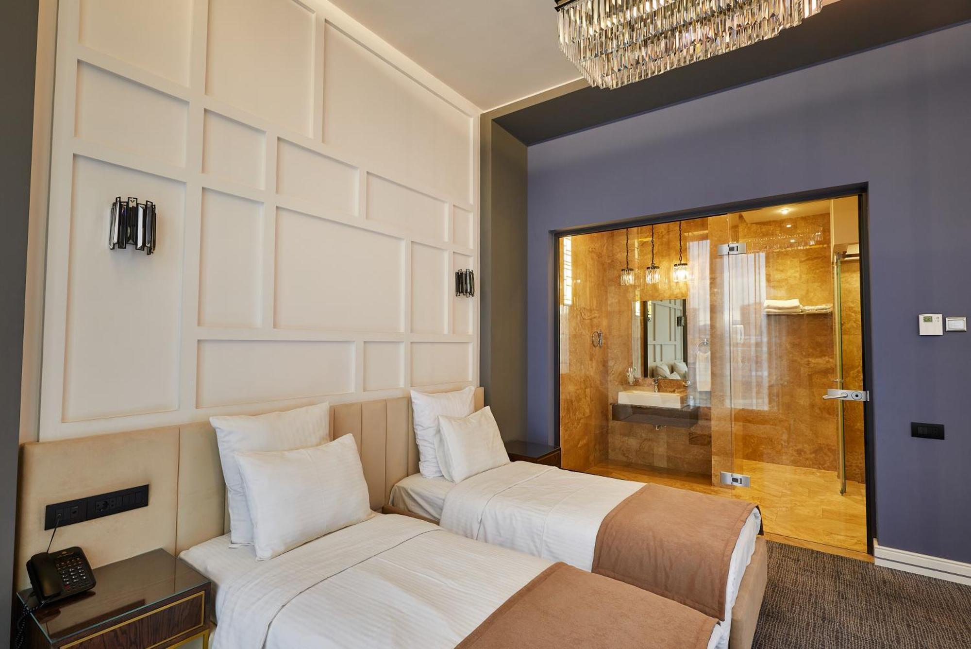 Aghababyan's Hotel Yerevan Ruang foto A room at the hotel