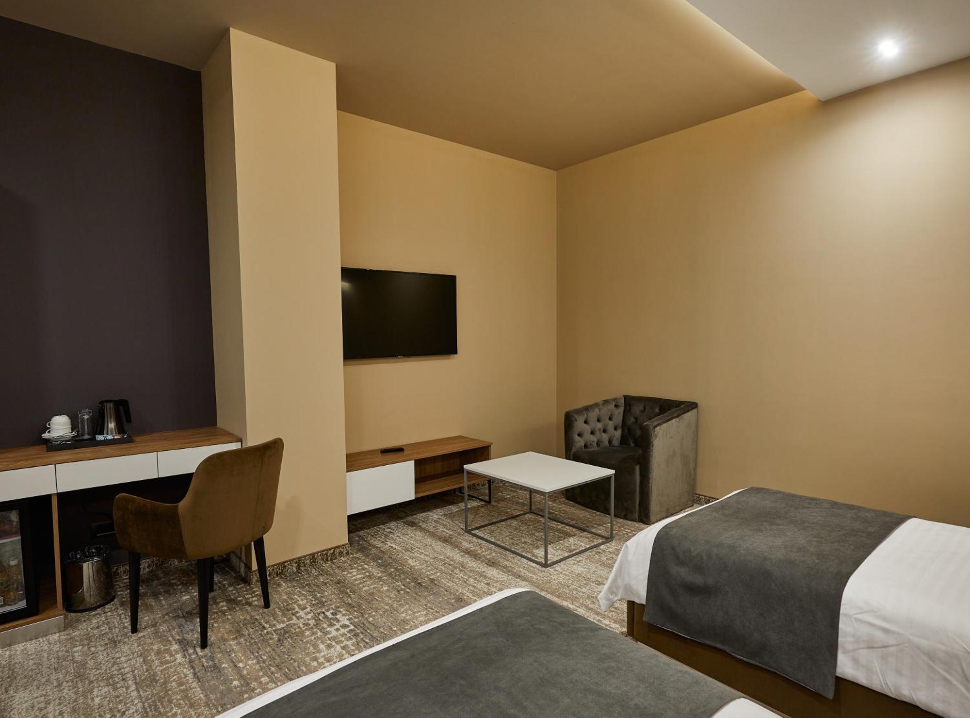 Aghababyan's Hotel Yerevan Ruang foto A room at the hotel