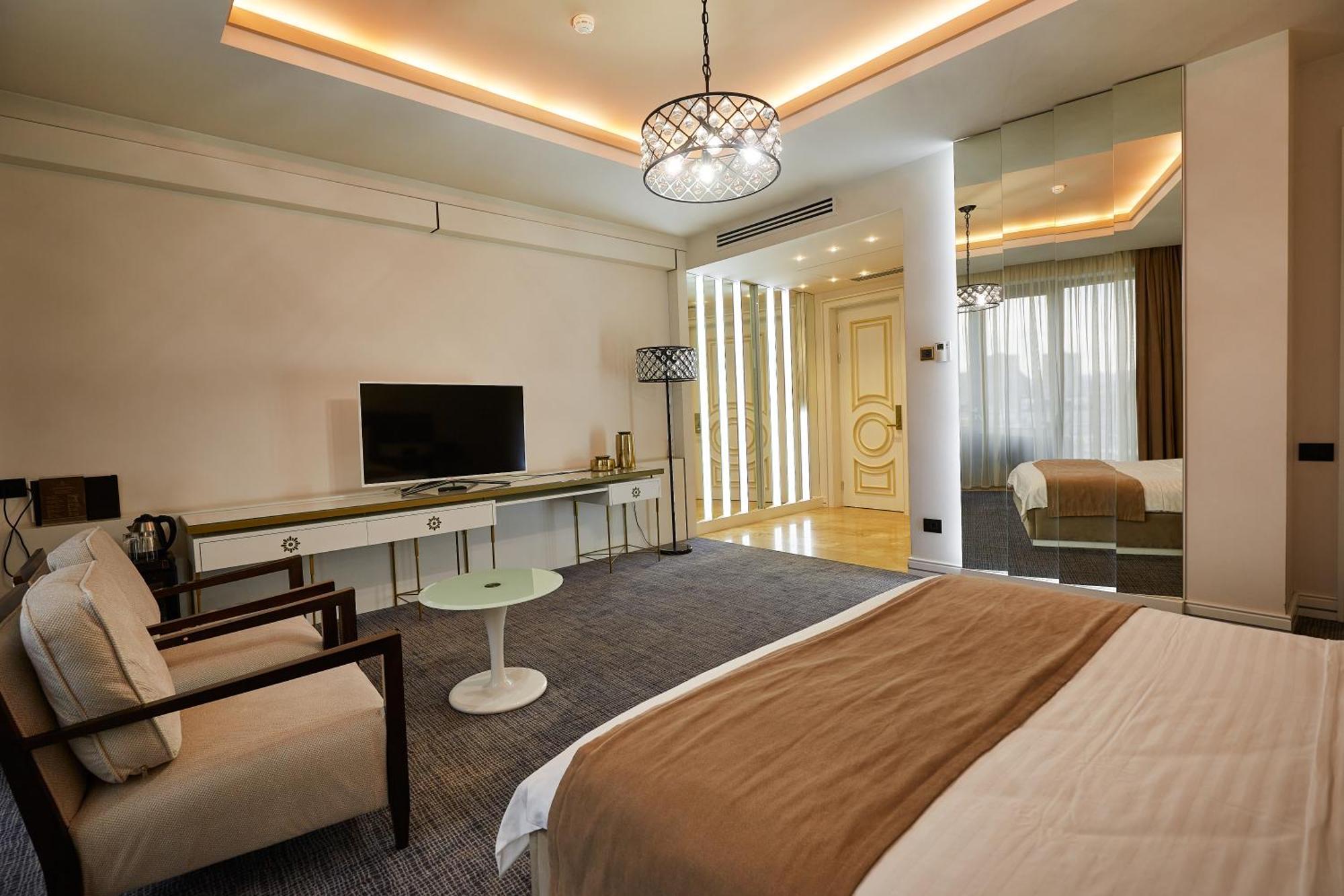 Aghababyan's Hotel Yerevan Ruang foto A room at the hotel