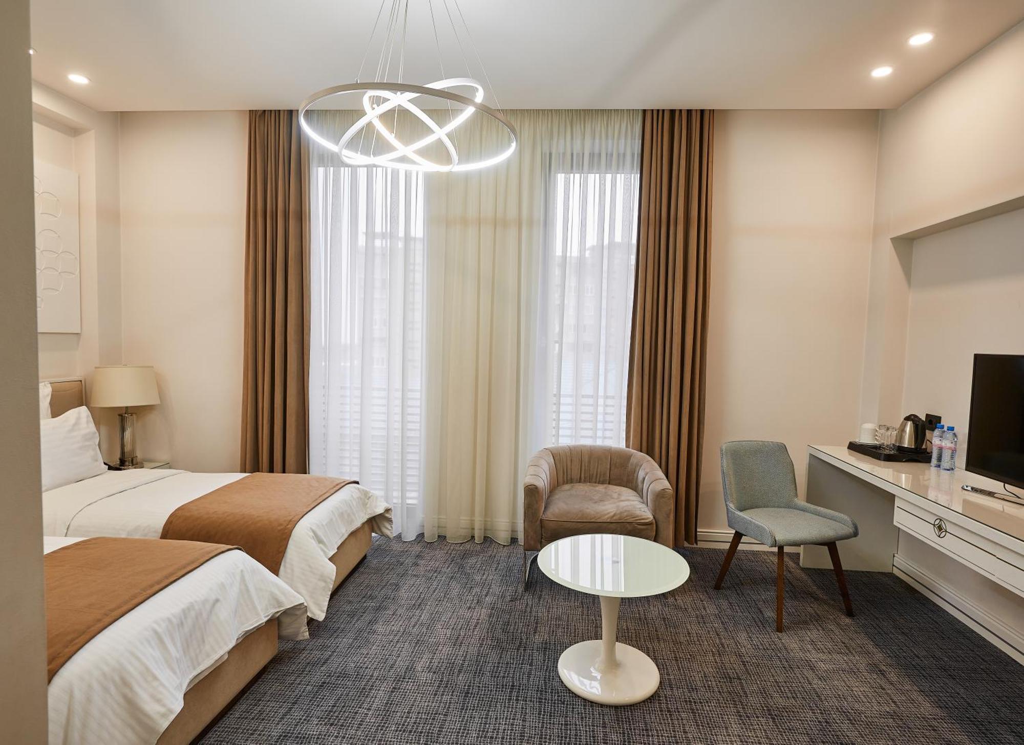 Aghababyan's Hotel Yerevan Ruang foto A room at the hotel