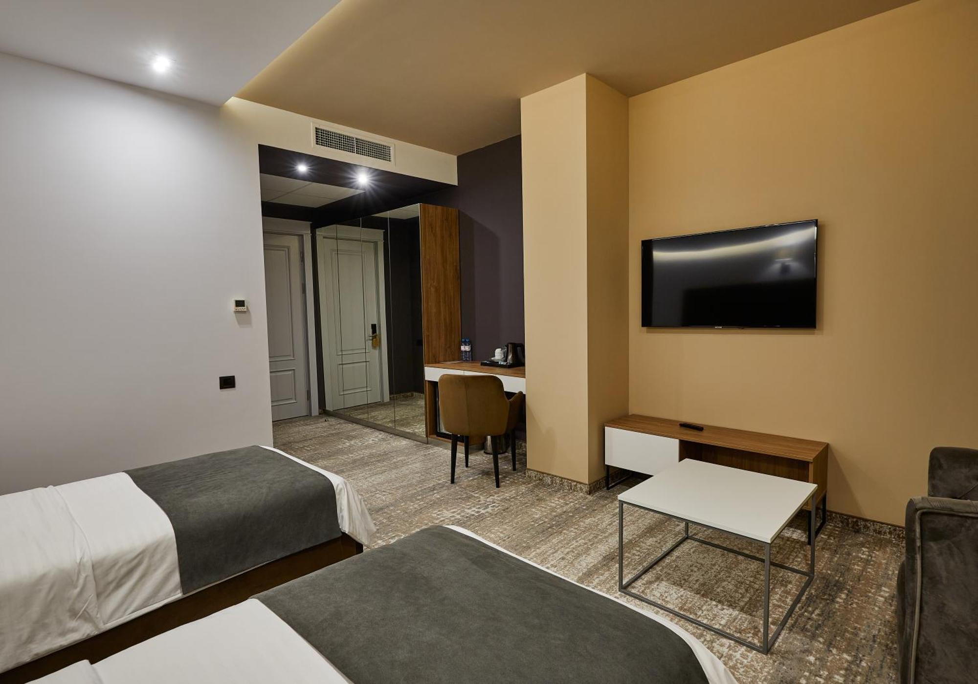 Aghababyan's Hotel Yerevan Ruang foto A room at the hotel