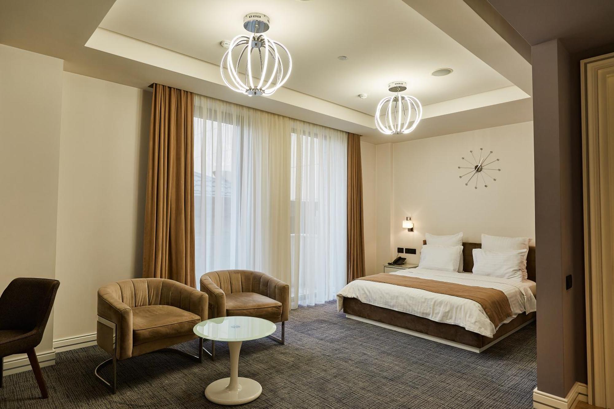 Aghababyan's Hotel Yerevan Ruang foto A room at the hotel