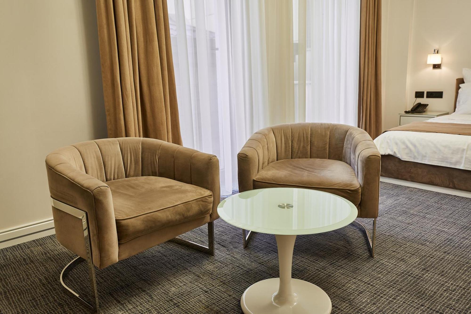 Aghababyan's Hotel Yerevan Ruang foto A pair of club chairs