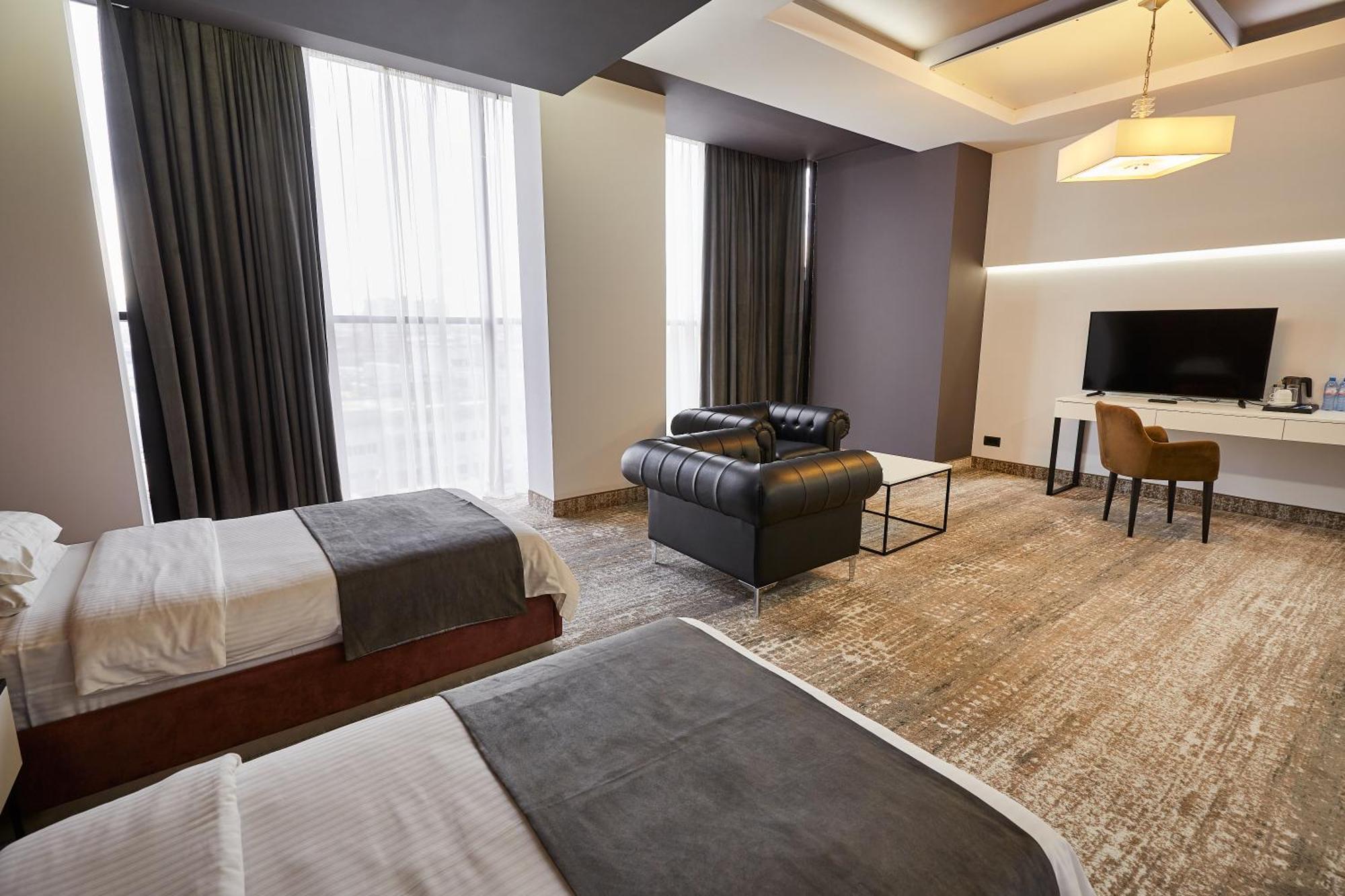 Aghababyan's Hotel Yerevan Ruang foto A room at the hotel