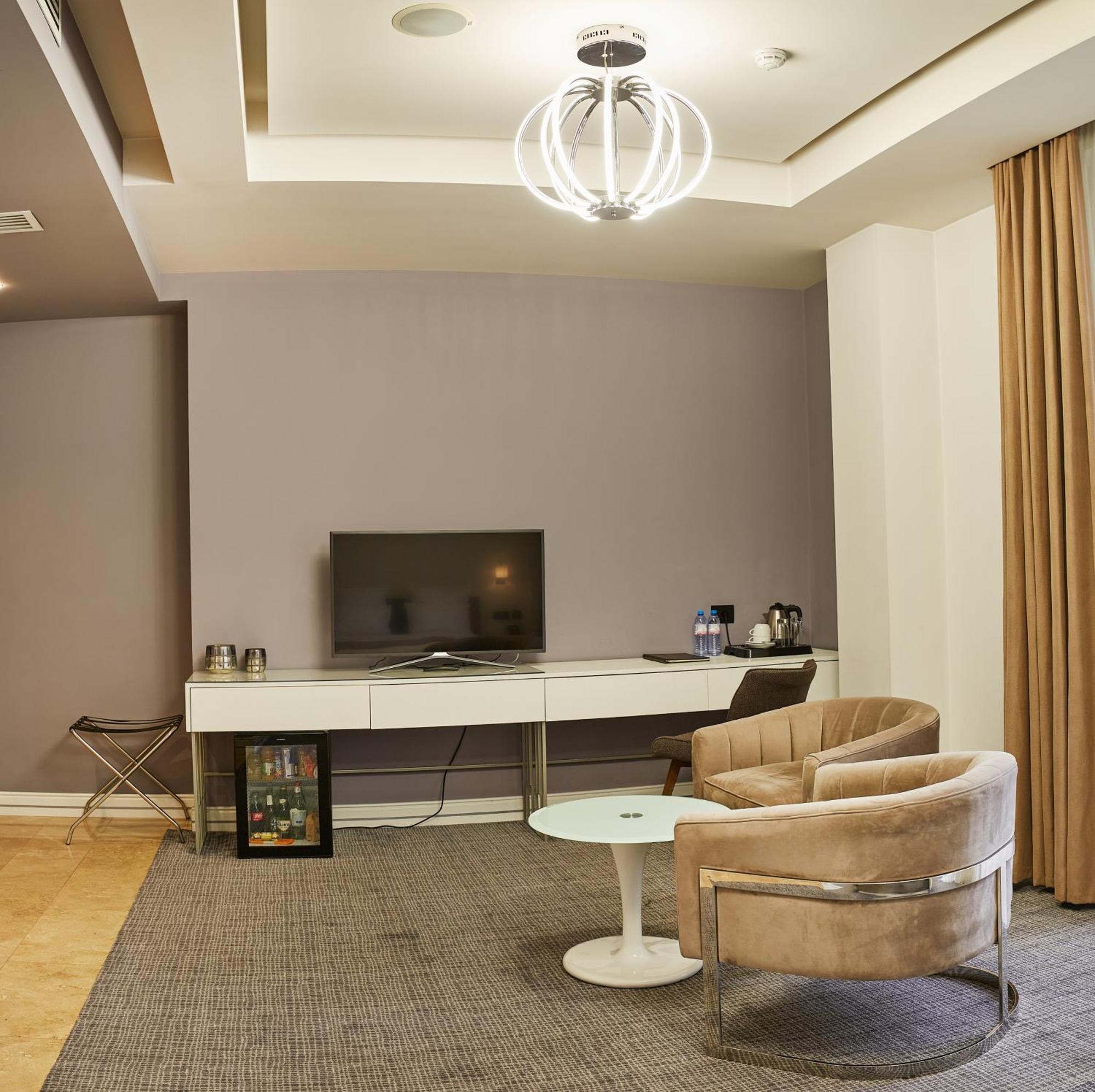 Aghababyan's Hotel Yerevan Ruang foto A room at the hotel