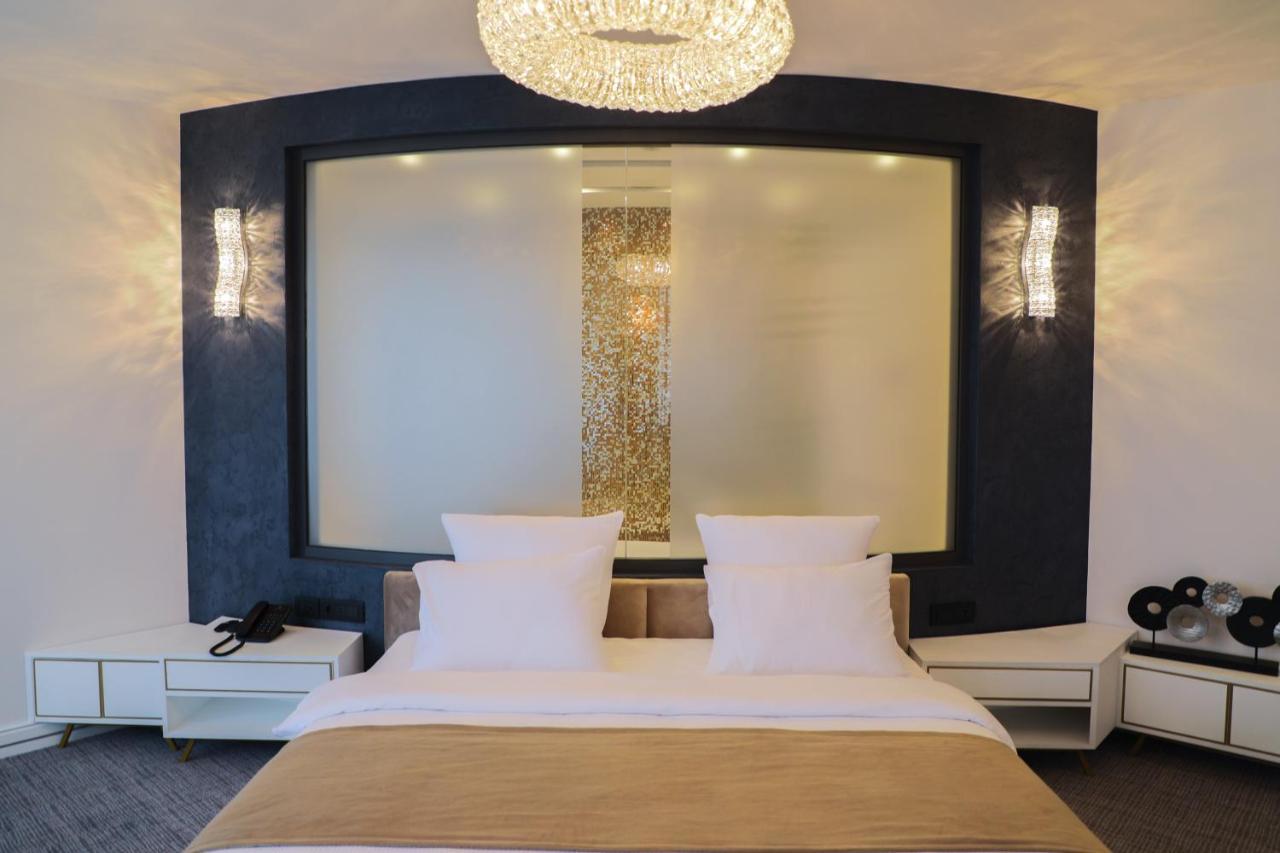 Aghababyan's Hotel Yerevan Bagian luar foto A bedroom at the hotel