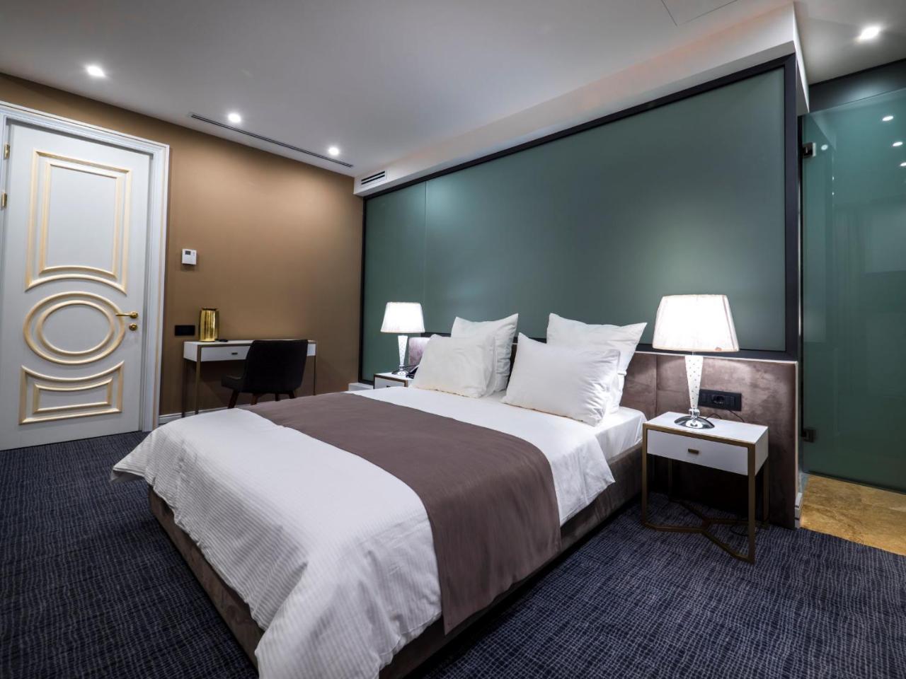 Aghababyan's Hotel Yerevan Bagian luar foto Deluxe room