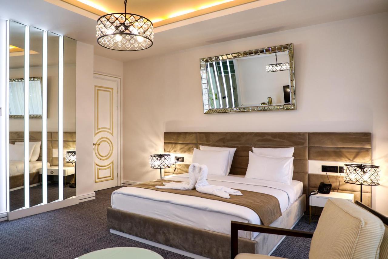 Aghababyan's Hotel Yerevan Bagian luar foto A bedroom at the hotel