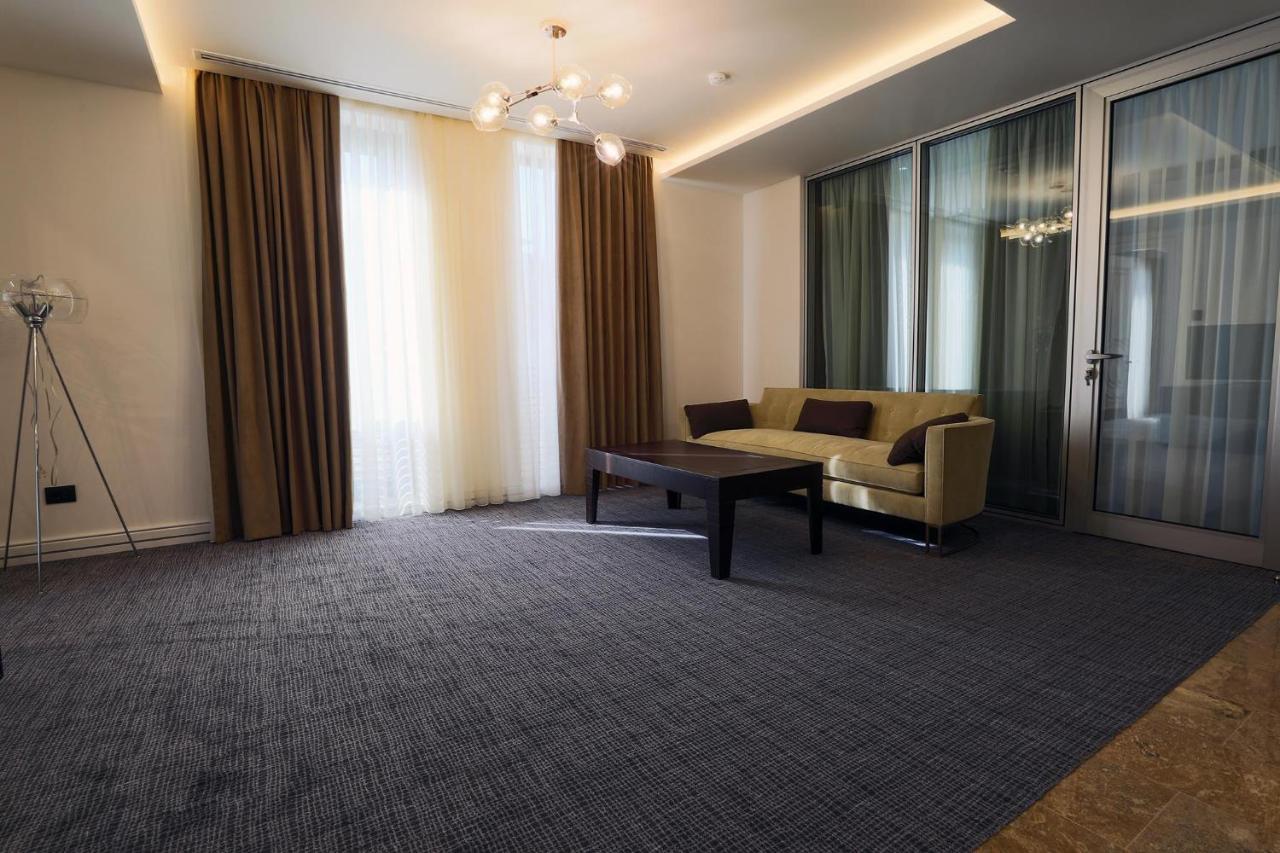 Aghababyan's Hotel Yerevan Bagian luar foto A room with carpet