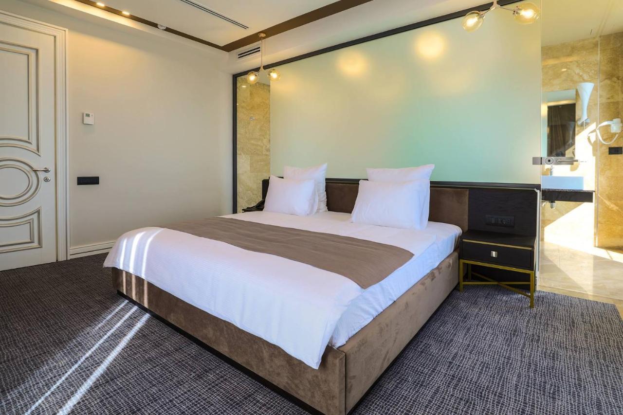 Aghababyan's Hotel Yerevan Bagian luar foto A bedroom in the hotel